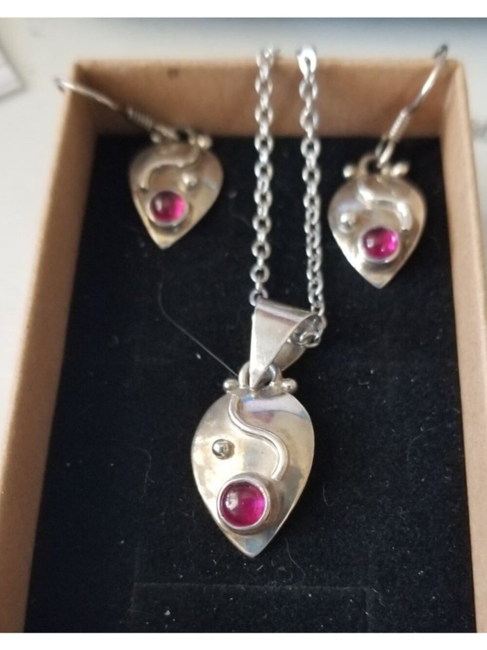 3 Pcs Garnet Earrings Necklace Silver  7.8 gr 39 ct 0.5 x 1 cm 1.5 cm  x 2 cm  1